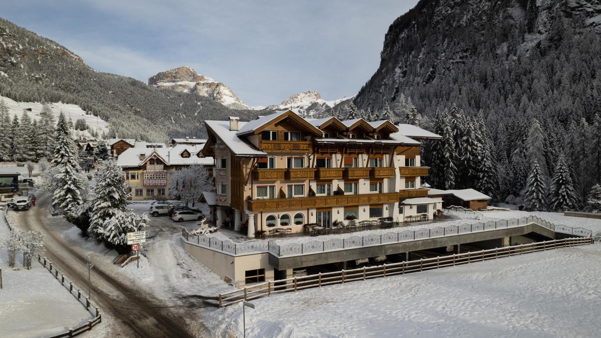 Alpenhotel Panorama 캄피텔로디파사 외부 사진