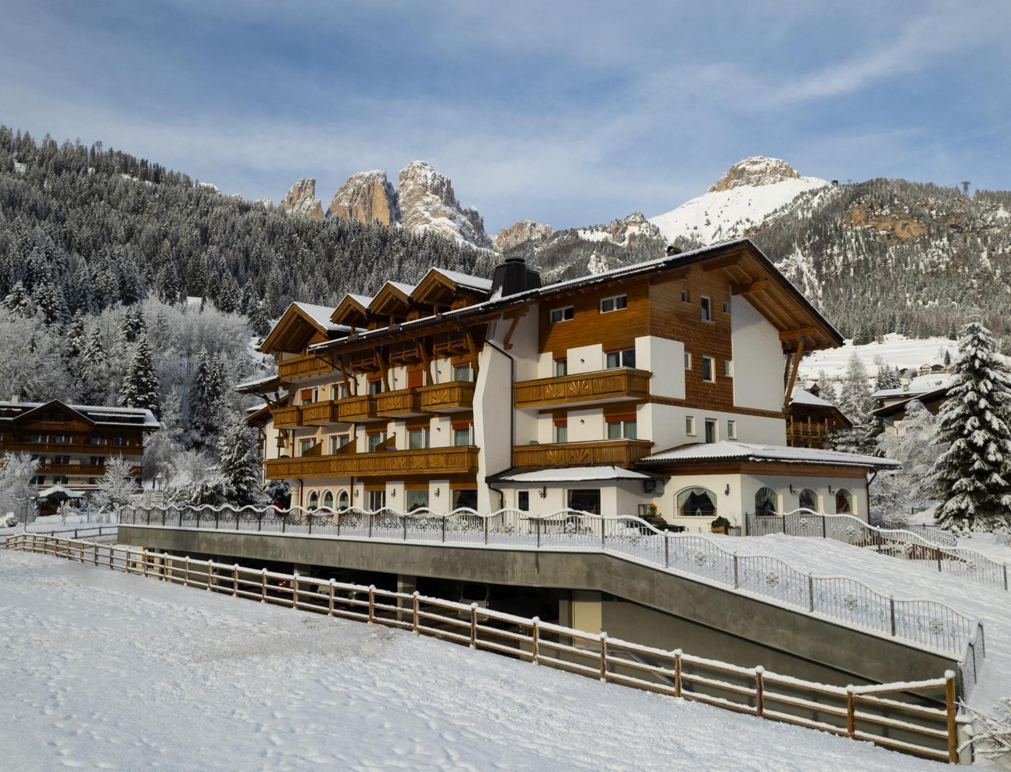 Alpenhotel Panorama 캄피텔로디파사 외부 사진